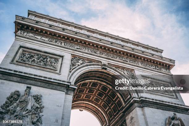 close view of arc de triomphe - buurt rond de champs élysées stockfoto's en -beelden