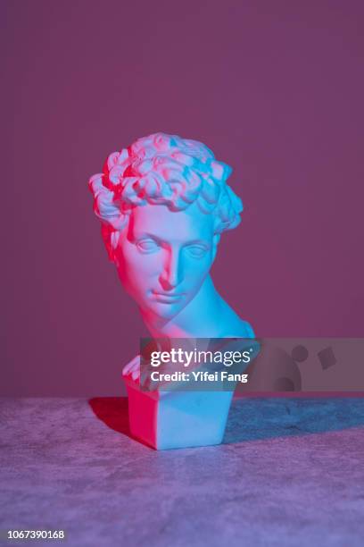 head sculpture on table - sculpture foto e immagini stock