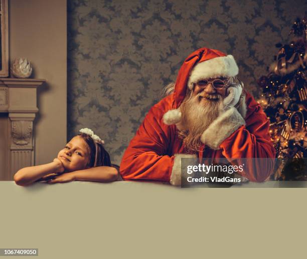 santa with blank empty white poster - old fashioned santa stock pictures, royalty-free photos & images