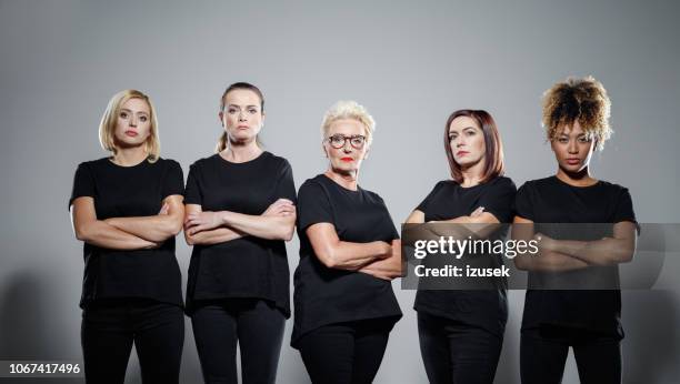 groep vertrouwen vrouwen protesteren - anti ageing stockfoto's en -beelden