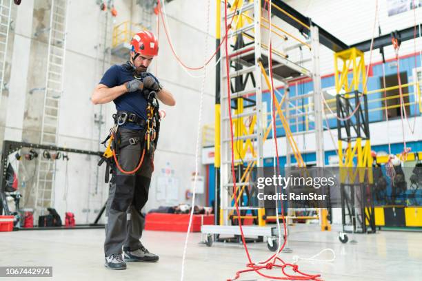 préparation industrielle grimpeur - rope high rescue photos et images de collection