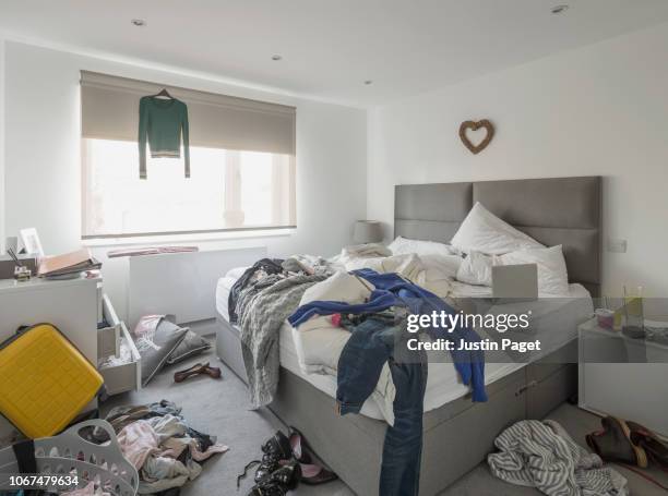 messy bedroom - letto matrimoniale foto e immagini stock
