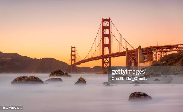 langzeitbelichtung marshall strand und golden gate bridge in san francisco kalifornien bei sonnenuntergang - golden gate bridge stock-fotos und bilder