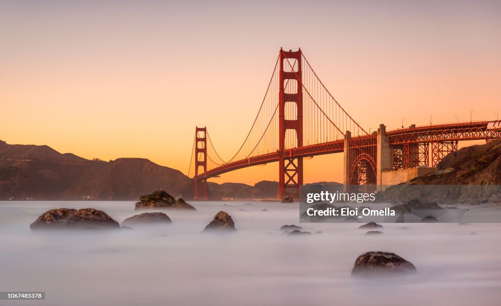 Lange blootstelling Marshalls strand en Golden Gate Bridge in San Francisco Californië bij zonsondergang