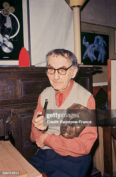 The American Painter And Photographer Man Ray In His Paris Apartment, Holding A Bust In His Arms, On April 20, 1970.