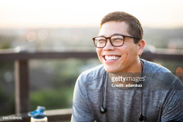 魅力的な若い男の肖像 - happy glasses ストックフォトと画像