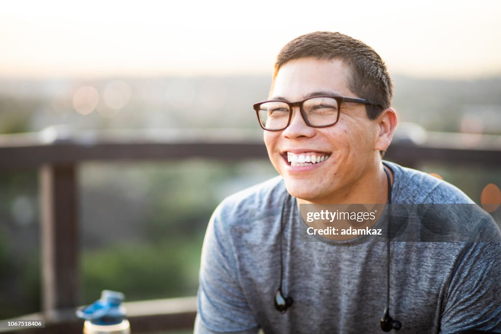 Retrato de um jovem atraente