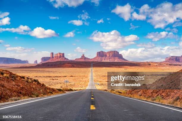 largo camino en los e.e.u.u. lado de monument valley de utah - monument valley fotografías e imágenes de stock