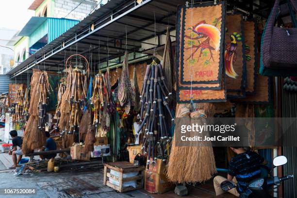 souvenirs bij hamadi markt in jayapura, papoea, indonesië - papua new guinea market stockfoto's en -beelden