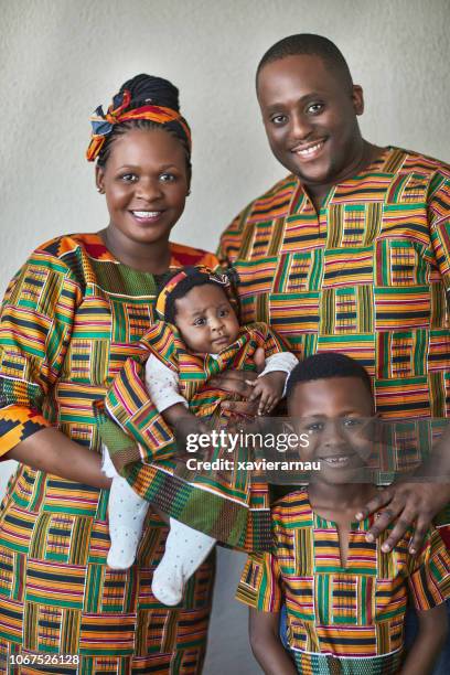 portrait de sourire famille dashiki usure - chemise dashiki photos et images de collection