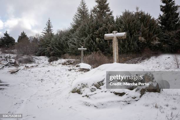 stone crosses in the snow - tombstone foto e immagini stock