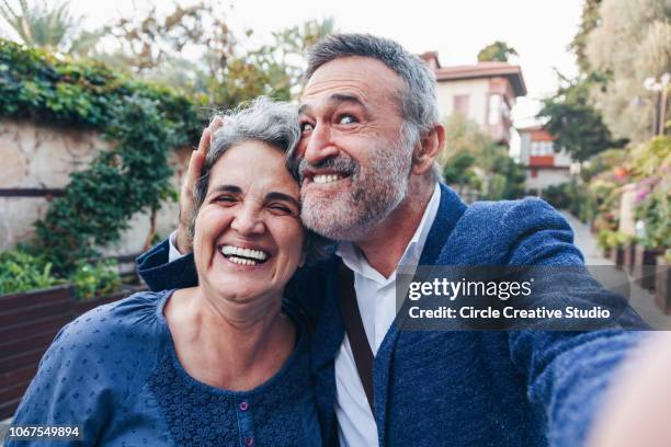 couple de personnes âgées touristique prenant un selfie et en faisant la grimace - couple de vieux drole photos et images de collection