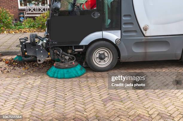 street sweeper - street sweeper stockfoto's en -beelden