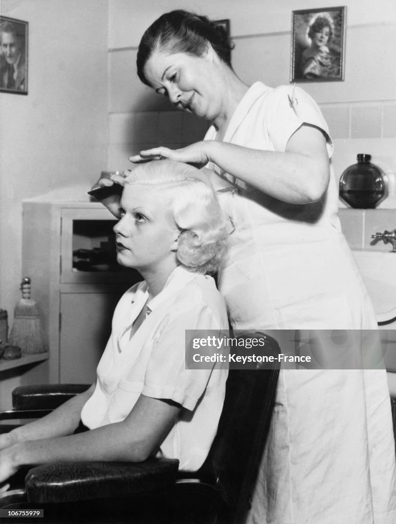 Hollywood, Jean Harlow Being Combed In A Renowned Institut