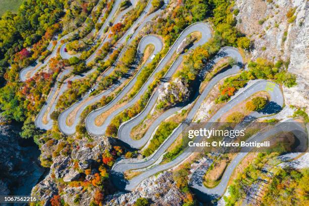 lacets de montvernier winding mountain road - savoie fotografías e imágenes de stock