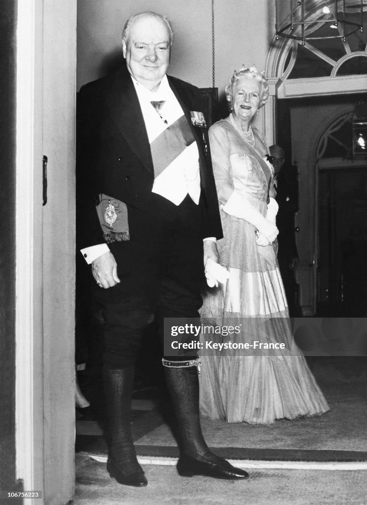 United Kingdom.London.10 Downing Street. Lady Churchill And Sir Winston Churchill Wearing The Dress And Regalia Of The Order Of The Garter After The Dinner With H.M The Queen. April 1955.