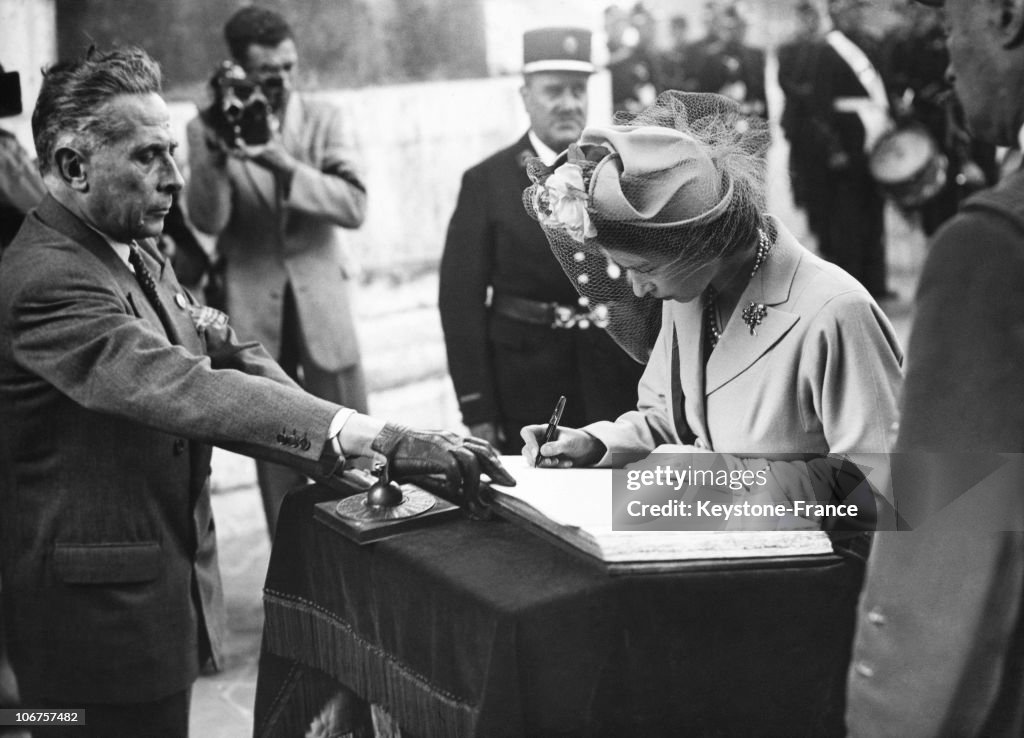 France, Paris, Princess Elizabeth Signing The Golden Book At The Unknown Soldier Tomb In The 1950'S