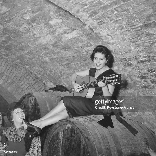 Paris, Amalia Rodrigues Singing At The Famous Pignarre Vault In January 1957.