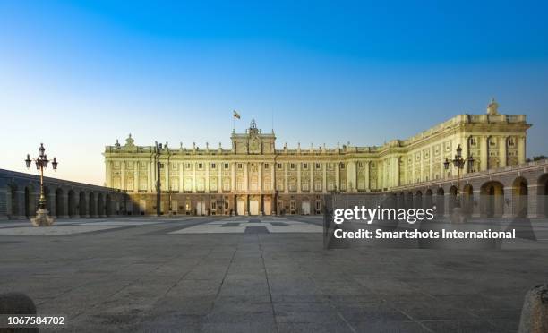 madrid royal palace ('palacio real') facade and courtyard illuminated at dusk in madrid, spain - palacio real de madrid fotografías e imágenes de stock