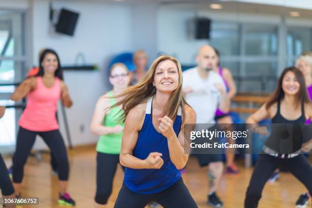 dance fitness - zumba fitness stockfoto's en -beelden