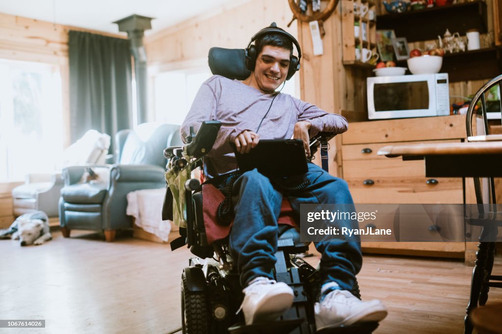Confiant jeune homme en fauteuil roulant à la maison