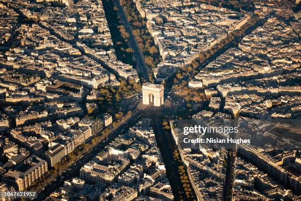 aerial flying over arc de triomphe in paris france at sunrise - arc de triomphe aerial view stock pictures, royalty-free photos & images