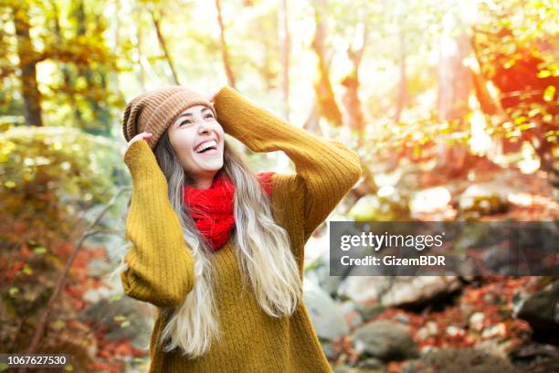 junge glückliche frau lächelt im wald - frau frühling herbst stock-fotos und bilder