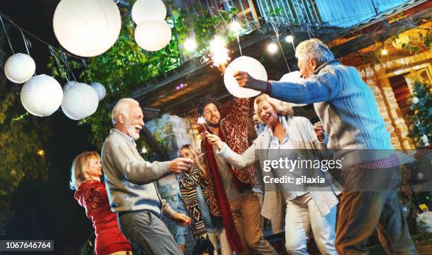 hinterhof thanksgiving party. - elderly dancing stock-fotos und bilder