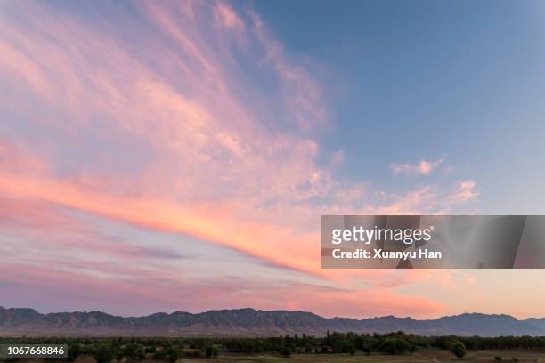 sunrise cloudscape with pink sky - alba crepuscolo foto e immagini stock