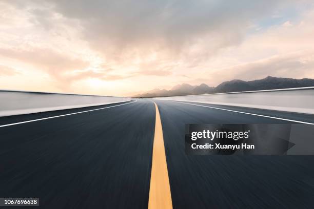 empty road leading to mountain range - dividing line road marking stockfoto's en -beelden