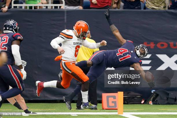 Zach Cunningham of the Houston Texans intercepts Baker Mayfield of the Cleveland Browns for a touchdown in the second quarter at NRG Stadium on...