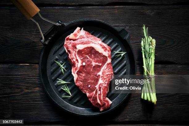 rohes steak und spargel zum kochen bereit - lamm fleisch stock-fotos und bilder