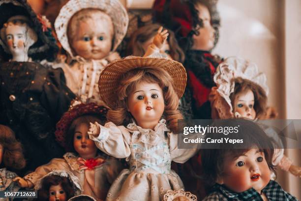 creepy vintage dolls - dolls stock-fotos und bilder