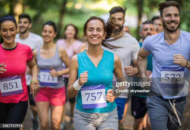 grande grupo de corredores felizes tendo uma maratona na natureza. - meia maratona - fotografias e filmes do acervo