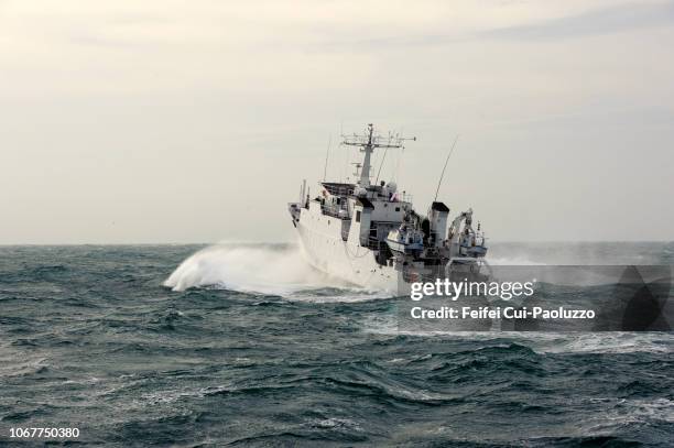 a boat on the wave at raz point, brittany region, france - rettungsboot stock-fotos und bilder