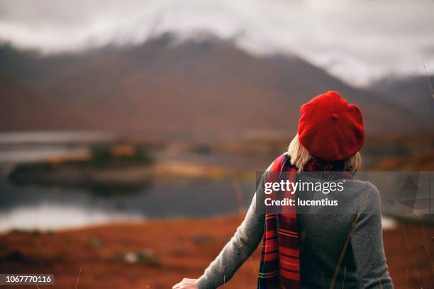 frau genießt ruhestand in schottland highlands - scotland highlands stock-fotos und bilder