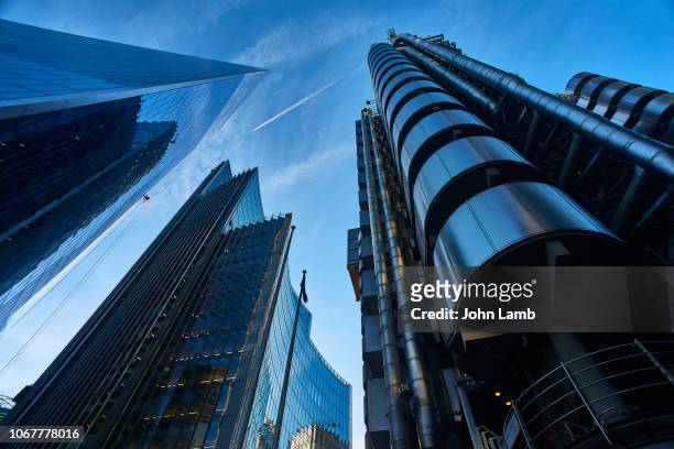 modern architecture in london's financial district - lloyds of london stock-fotos und bilder