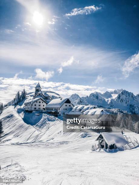 een klein dorpje op de berg in de winter - skigebied stockfoto's en -beelden