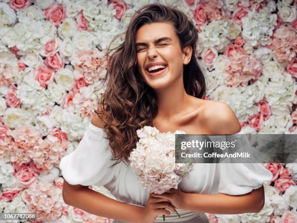 schöne frau - rosa kleid stock-fotos und bilder