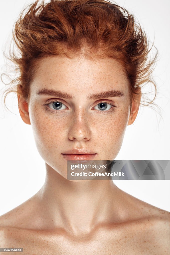 Tendre portrait d’une jeune fille