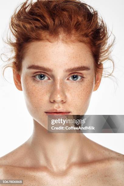 tendre portrait d’une jeune fille - beautiful redhead photos et images de collection