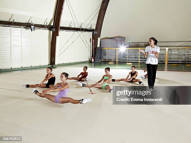 gymnastic, training, team, coach, clapping - breitbeinig stock-fotos und bilder