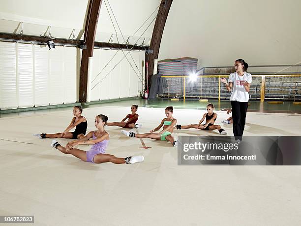 gymnastic, training, team, coach, clapping - legs apart imagens e fotografias de stock