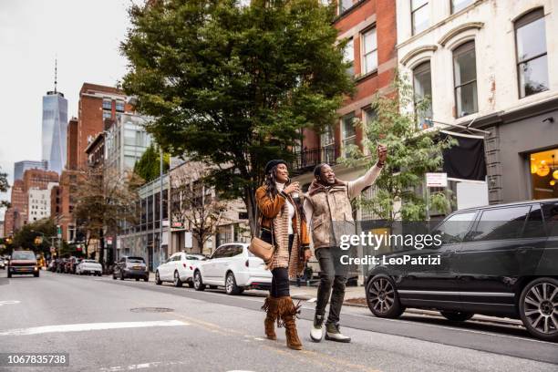 pareja milenaria en soho - nueva york - soho nueva york fotografías e imágenes de stock