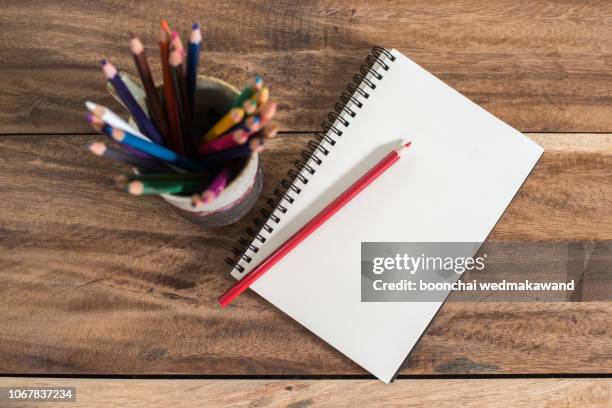 blank notepad and pencil color on wooden blackground - blank book on desk stock-fotos und bilder