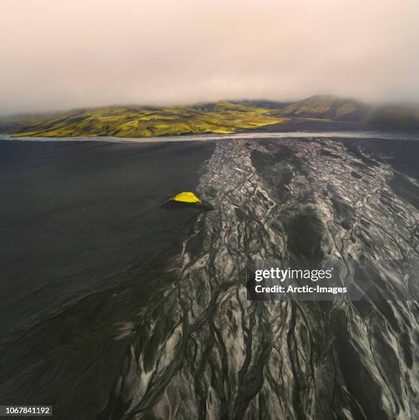blacks sands and riverbeds, iceland - vulkaanlandschap stockfoto's en -beelden