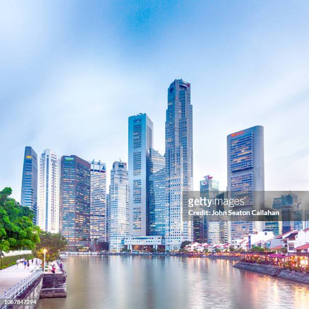 singapore, the singapore river at boat quay - singapore photos et images de collection