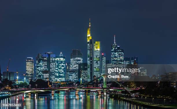 frankfurt/ main skyline at night (hesse, germany) - frankfurt main stock-fotos und bilder