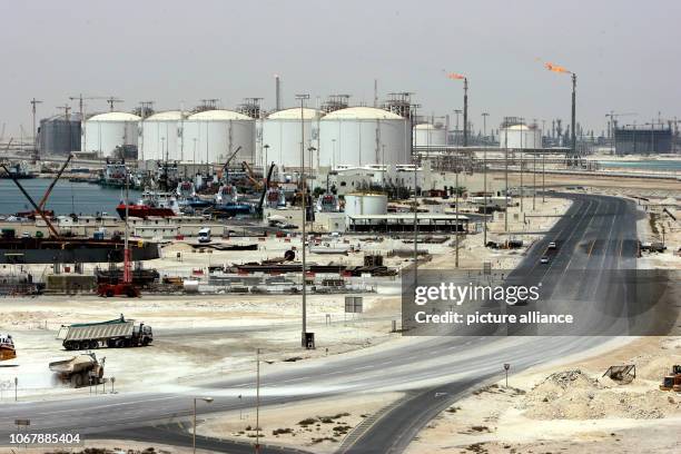 May 2006, Qatar, Ras Laffan: A view over a small part of the extensive gas facilities of Ras Laffan near Doha. Photo: Tim Brakemeier/dpa