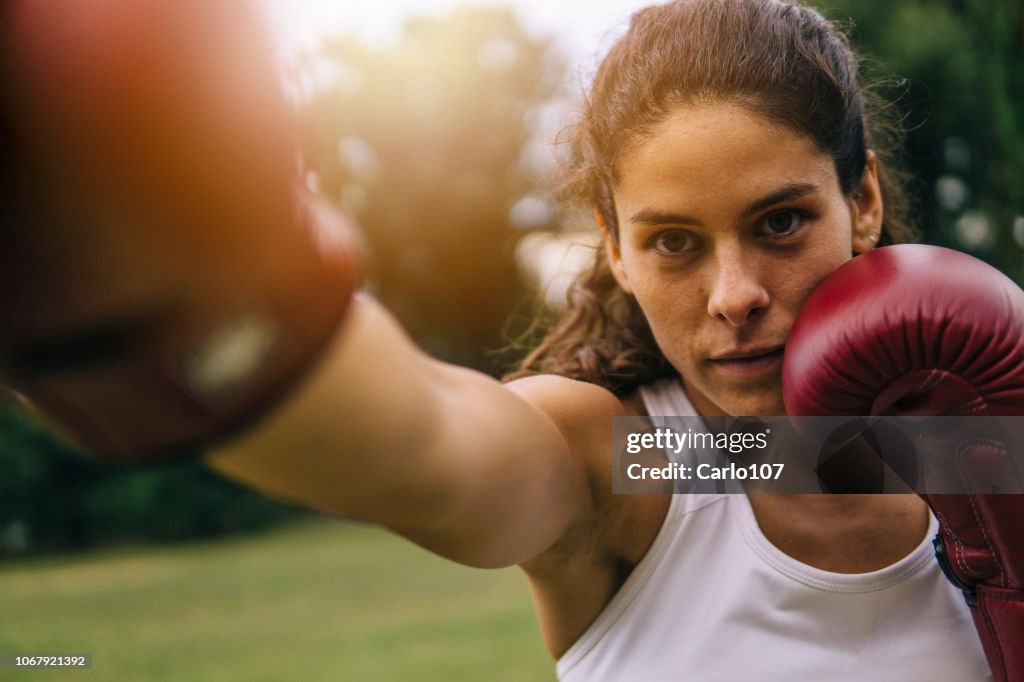 Jonge vrouw beoefenen boxe buitenshuis